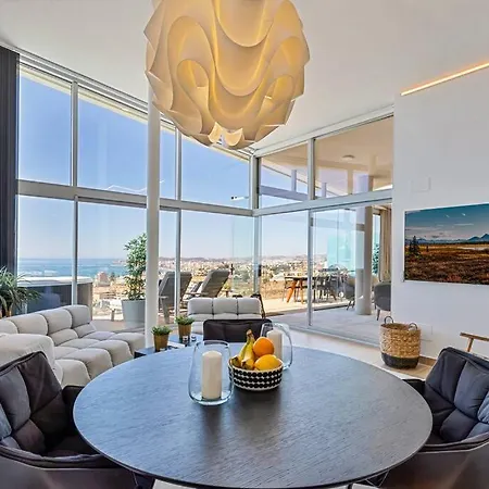 Stunning Luxurious Penthouse With Panoramic Views. Apartament