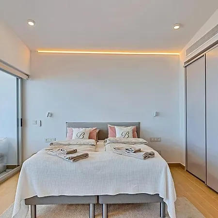 Stunning Luxurious Penthouse With Panoramic Views. Apartament *