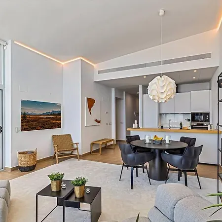 Stunning Luxurious Penthouse With Panoramic Views. Apartament