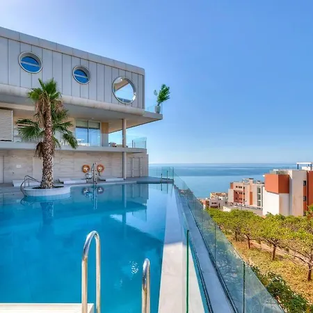 Stunning Luxurious Penthouse With Panoramic Views. Apartament