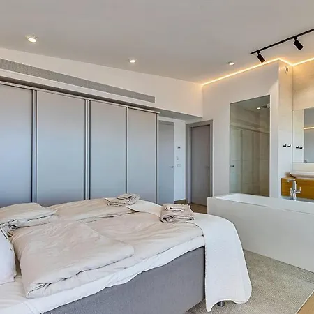 Apartament Stunning Luxurious Penthouse With Panoramic Views. *
