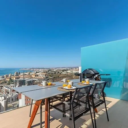Stunning Luxurious Penthouse With Panoramic Views. Apartament