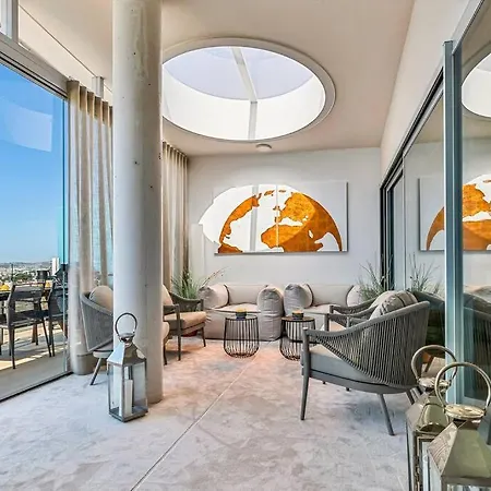 Stunning Luxurious Penthouse With Panoramic Views. Apartament